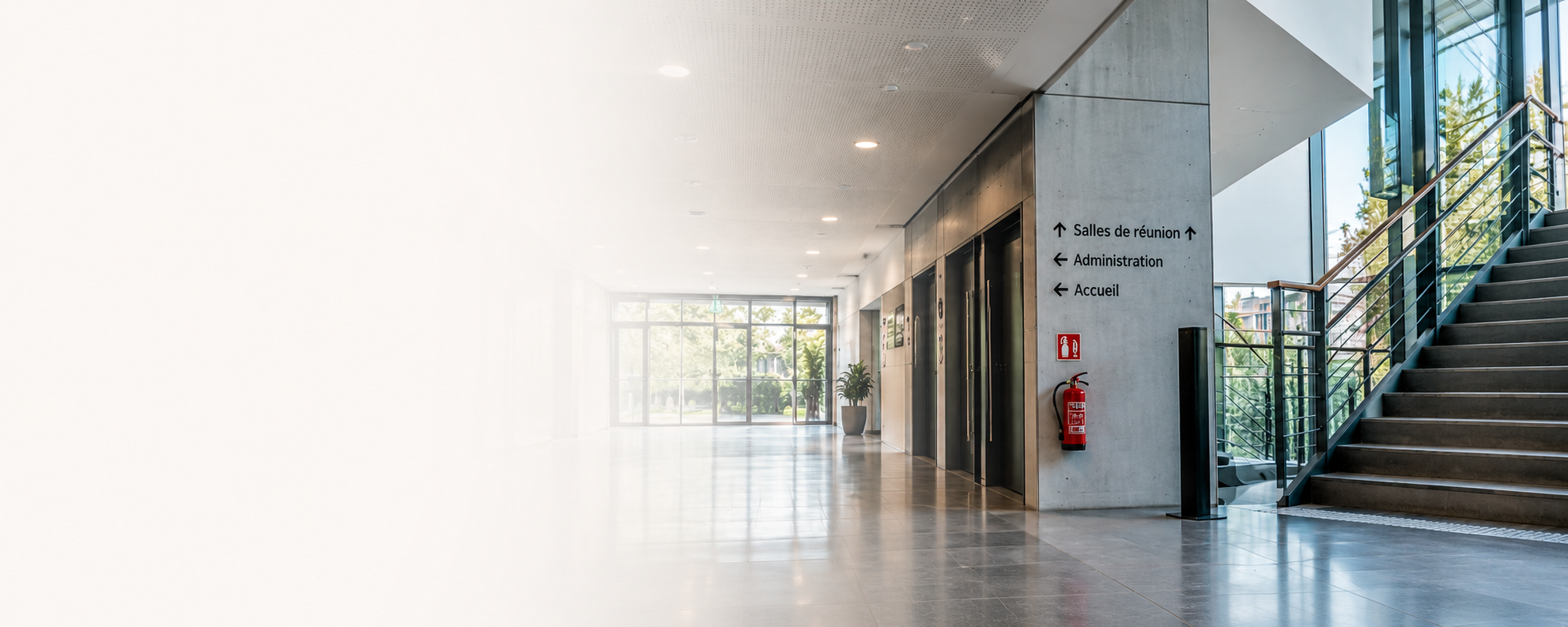 Couloir d’un établissement avec signalétique de sécurité — APFI Conseil